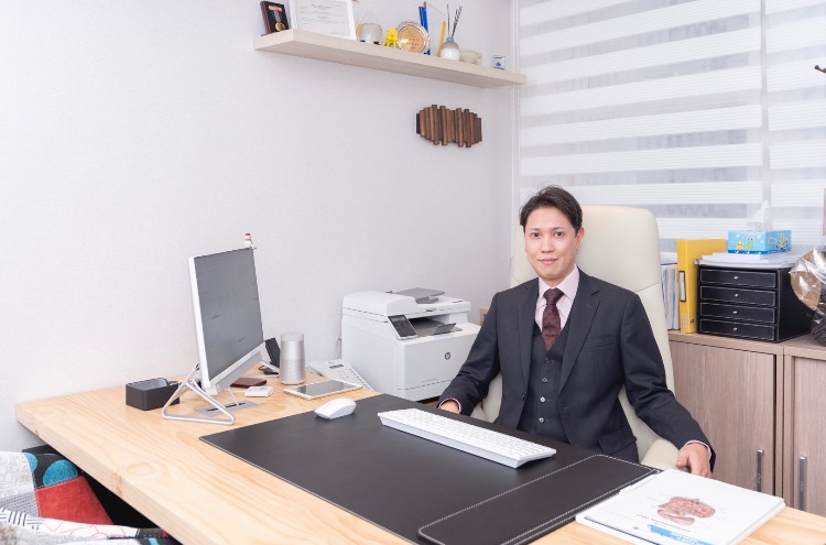 Dr. Ernest Li
李恒輝醫生